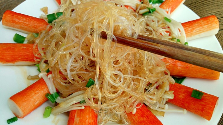 蟹棒金针菇蒸粉丝,吃的时候筷子拌一拌,好香哦,盘子里的粉丝吸收了酱汁与蟹棒的汤汁,十分的鲜美~