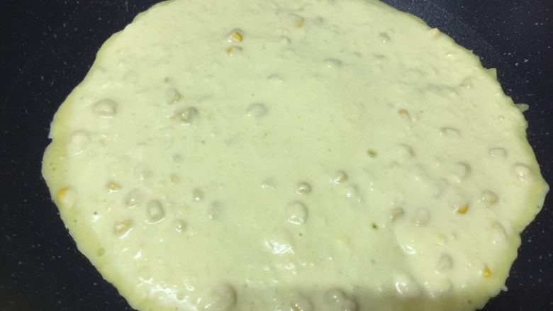 玉米饼,开始变色,不要着急,转小火继续煎