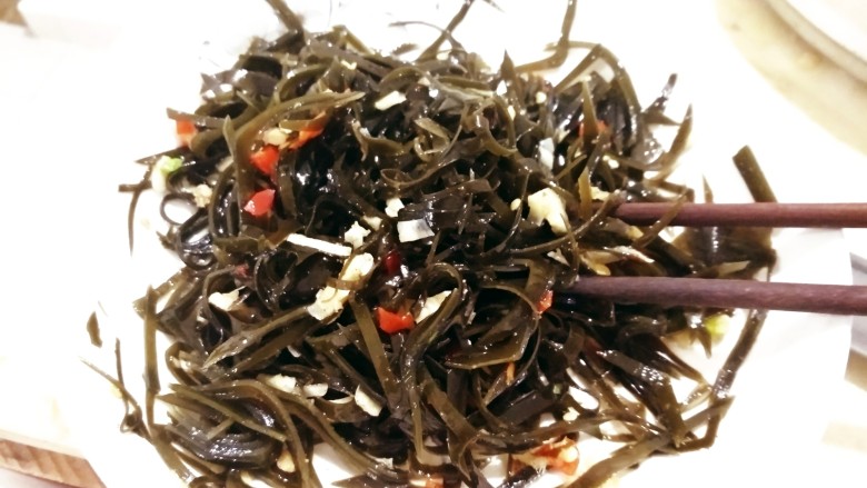 凉拌海带丝
,切丝，加入蒜蓉，姜末，花椒粉，盐，辣椒。用热油泼一遍调料。 凉拌海带丝完成，可以略微加点醋。
