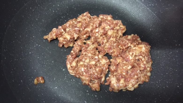 肉末青豆,中火热锅,把肉末倒入锅里
