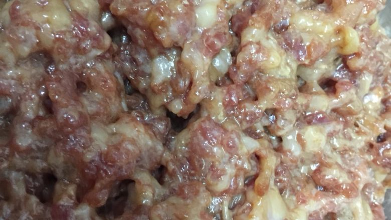 肉末青豆,搅拌均匀,腌制30分钟