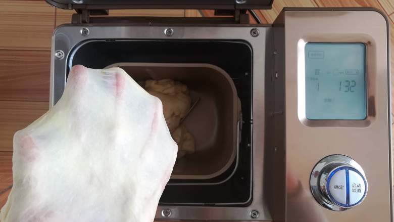 红豆面包(面包机版),和面28分后拉一个手套膜