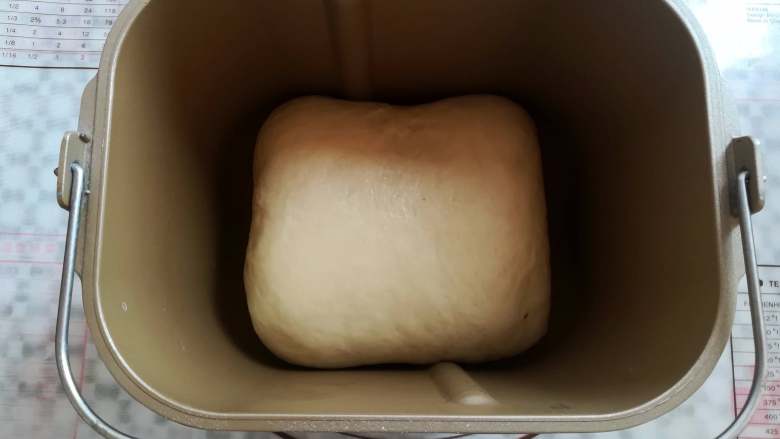 红豆面包(面包机版),面团收口朝下放进面包桶里