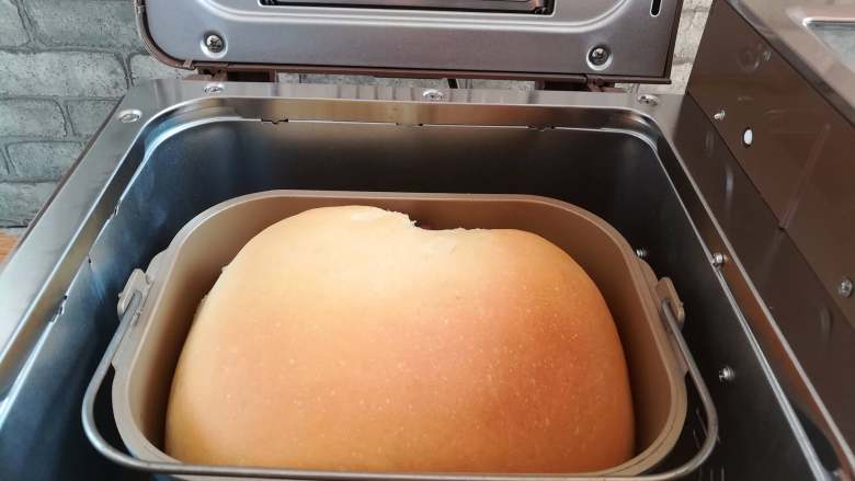红豆面包(面包机版),面包烤熟后取出放凉
