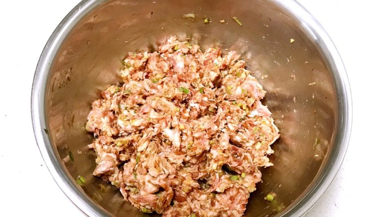 芽菜猪肉馅包子,充分调匀,静止入味20分钟