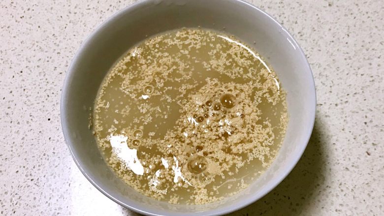 芽菜猪肉馅包子,在酵母碗中加入温开水调匀,静止5分钟