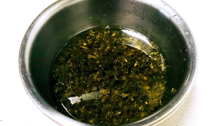 芽菜猪肉馅包子,咸芽菜用冷水清洗4-5遍,退出盐分,挑出杂质和硬梗