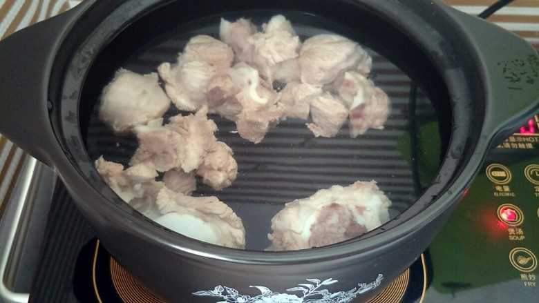 山药炖筒骨,筒骨放入砂锅,加入适量水大火烧开,水开后转中火炖1-2个小时
