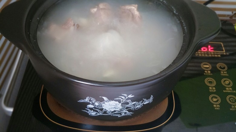 山药炖筒骨,山药熟烂的时候,加入盐、少许<a style='color:red;display:inline-block;' href='/shicai/ 717'>味精</a>调味