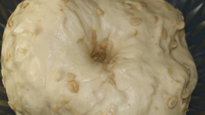 奶香无水果仁面包,发酵至原来的2倍大,手指戳下孔,没有回缩和塌陷就表示发酵好了