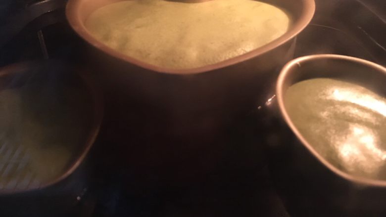 烫面抹茶蛋糕,烤盘放冷水,坐入模具水浴法,烤箱预热150度,烤约1小时