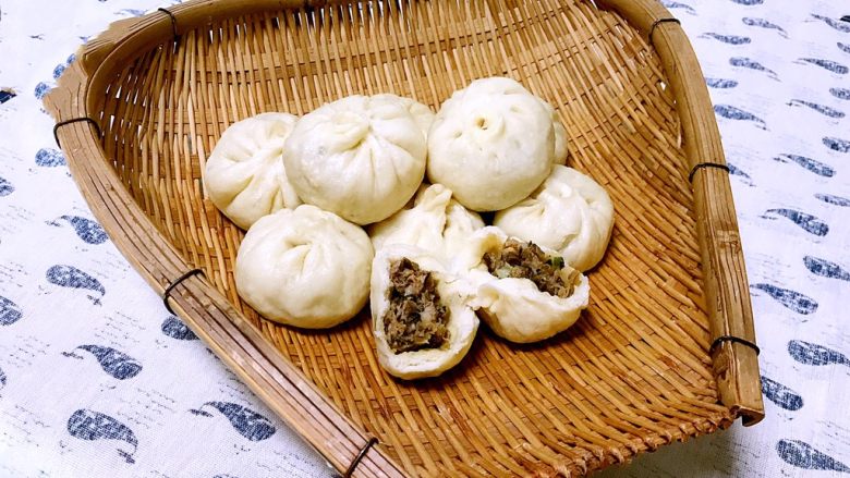 芽菜猪肉馅包子,鲜香松软的芽菜猪肉馅包子口味独特,鲜香适宜,好吃到停不下来……