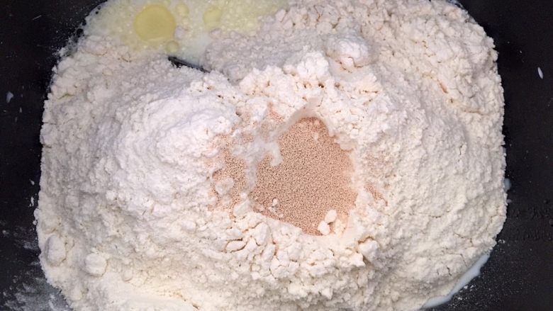 羊奶吐司,按照先液体后粉类的顺序将食材放入面包机内桶,揉面40分钟。