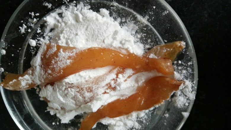#感恩节食谱#香酥脆脆炸鸡柳,腌好裹淀粉,玉米淀粉哈