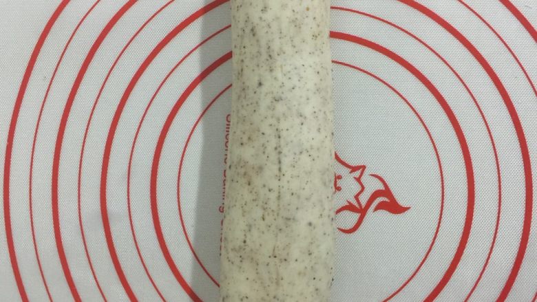 烫面版苏子豆沙饼,醒发好的面团搓成长条,开水烫过的面团真的特别的柔软,但是却很光滑不粘手