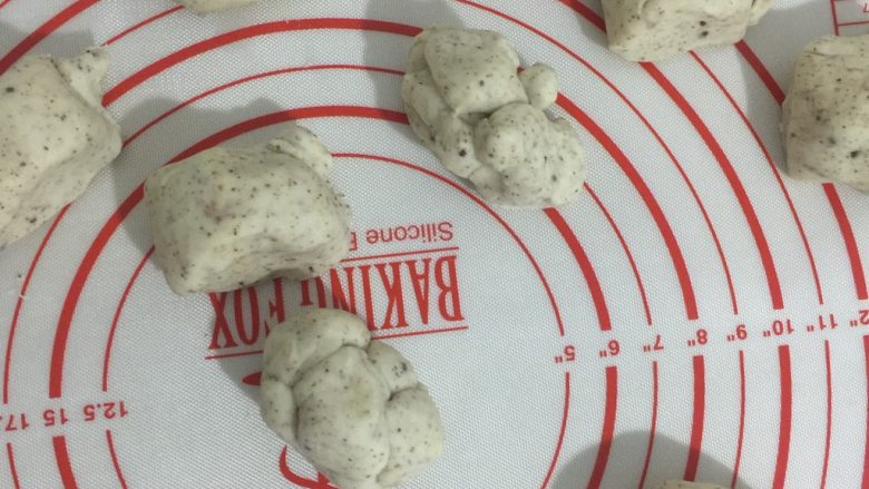烫面版苏子豆沙饼,做面包都做出强迫症了,愣是把面团分出了9等份