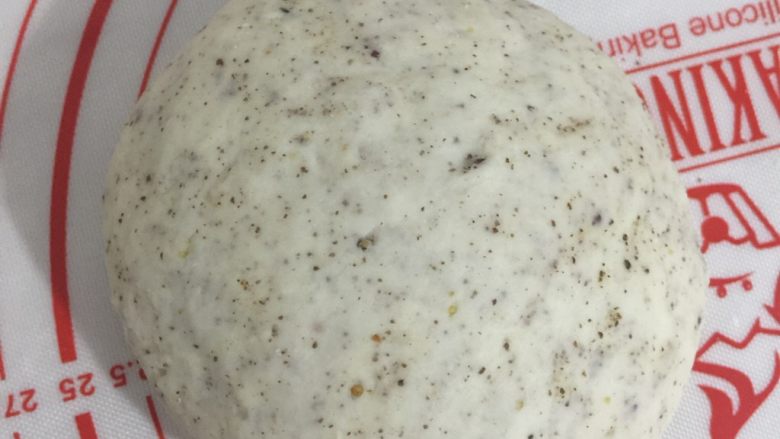 烫面版苏子豆沙饼,揉均匀的面团,盖上保鲜膜醒发20分钟