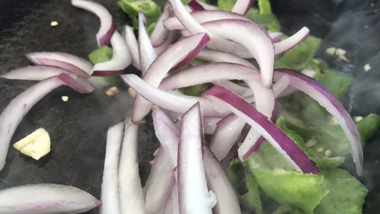 干煸杏鲍菇,放青椒,洋葱均匀翻炒