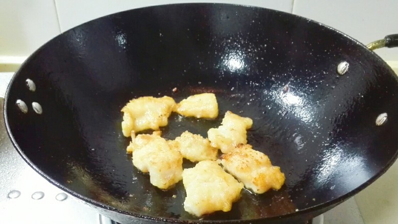 #感恩节食谱#黑椒盐巴沙鱼块,全部煎金黄,撒椒盐,出锅盛盘
