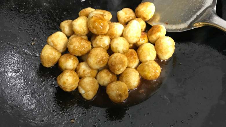 糖醋虎皮鹌鹑蛋,放入炸好的鹌鹑蛋,让鹌鹑蛋裹上糖醋汁。