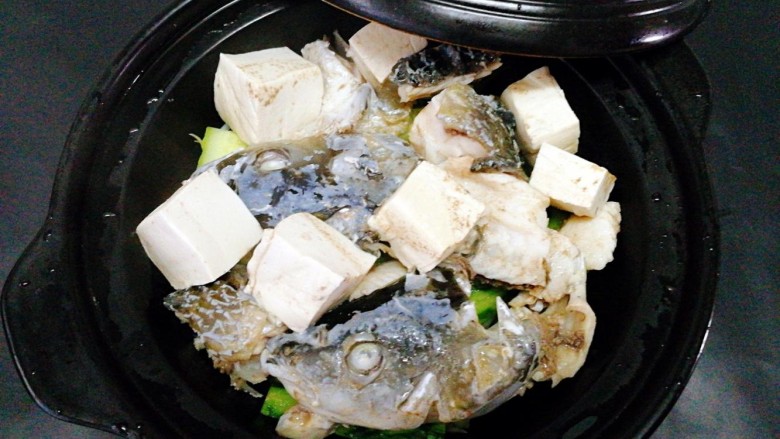 #感恩节食谱#+水煮活鱼,把鱼头 鱼骨,豆腐盛上去 ,鱼汤放旁边备用