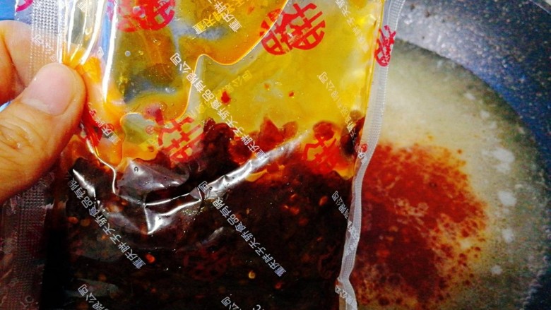 #感恩节食谱#+水煮活鱼,加入调料包里面的红油 ,多少量自行控制,我只放了一半,因为不怎么会吃辣