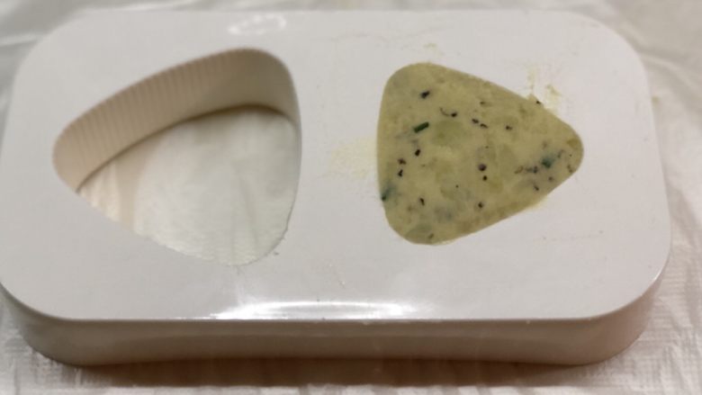 #圆土豆#豆泥团,现在开始下一步
舀一勺豆泥入容器,压平