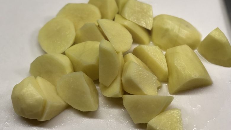 #圆土豆#豆泥团,切成滚刀块(小块用时短更易蒸熟)
