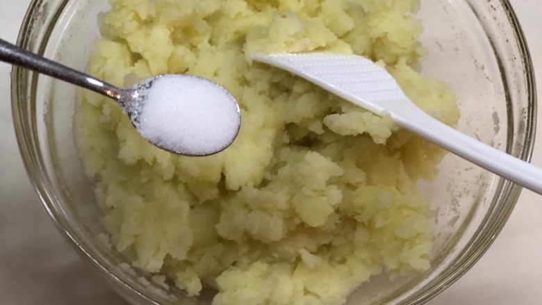 #圆土豆#豆泥团,加入盐(用量按各家的口味来)