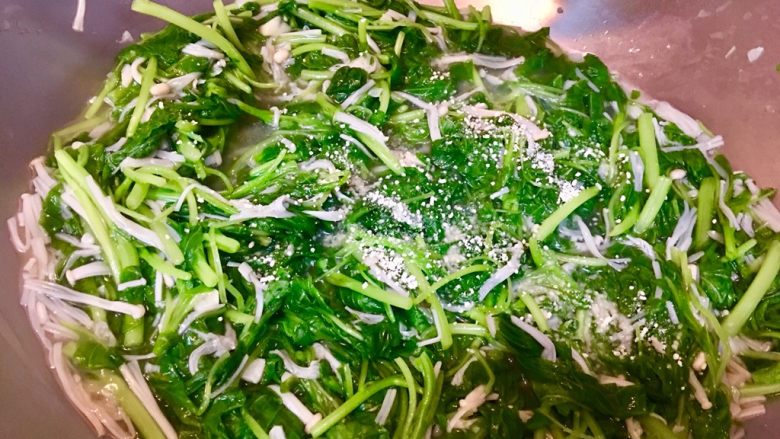 莧菜金針菇,加入調味料(鮮味炒手)拌煮