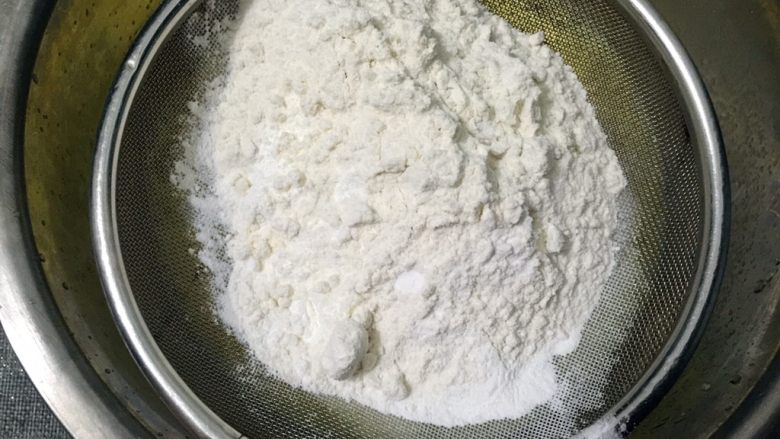 八寸戚风蛋糕,筛入低粉,快速搅拌均匀,不要过度搅拌以免产生面筋。