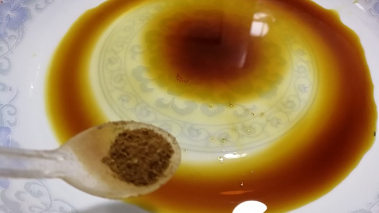简单快手蒸蛋,半小勺13香,摇一摇盘子混合均匀。
