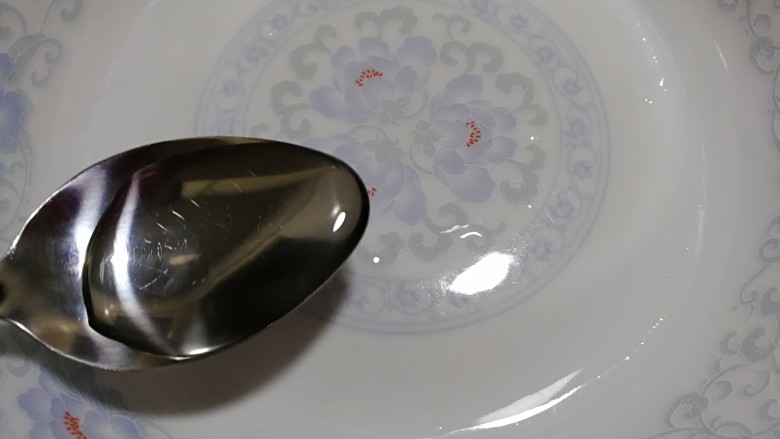 简单快手蒸蛋,现在盘中倒入一勺<a style='color:red;display:inline-block;' href='/shicai/ 156925'>水</a>,