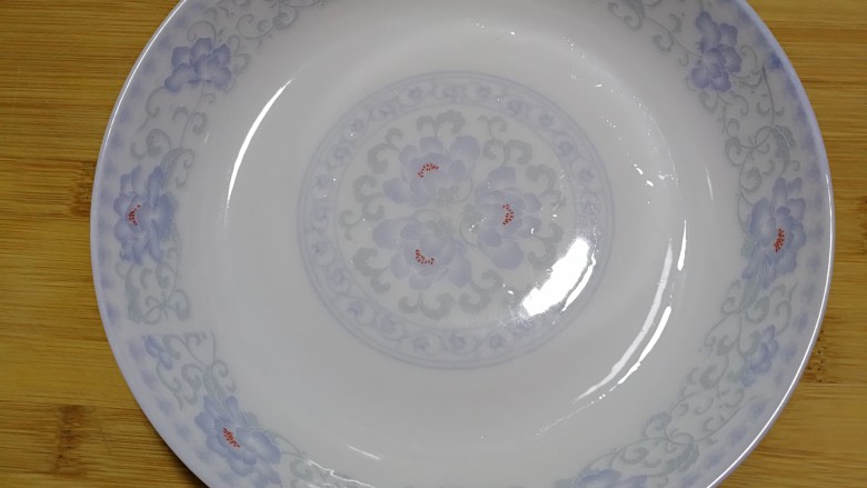 简单快手蒸蛋,准备一个深一点的平盘,