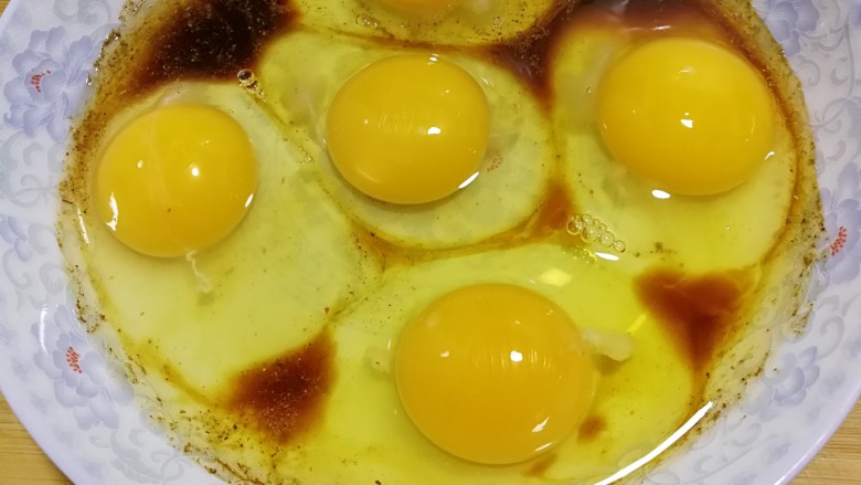 简单快手蒸蛋,底部的材料混合好后,将鸡蛋打入在盘里。
