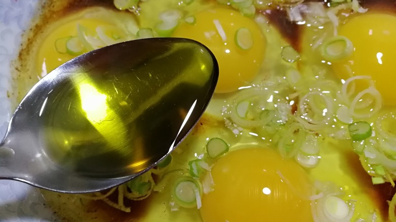 简单快手蒸蛋,在上面撒上葱片,再淋一勺油。