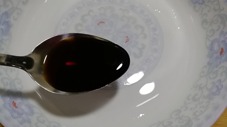 简单快手蒸蛋,再倒入一勺<a style='color:red;display:inline-block;' href='/shicai/ 692'>酱油</a>,