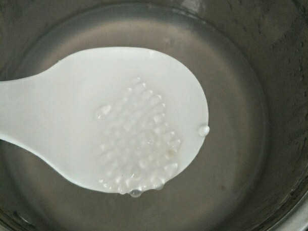 多芒小丸子,煮到中间剩一点白芯的时候,关火盖上锅盖焖几分钟至全部透明