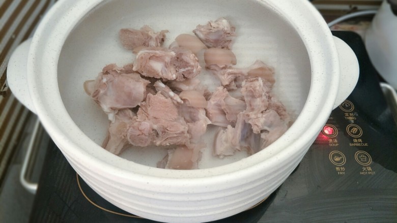 羊排炖萝卜,把焯过水的羊肉放入砂锅,加入适量水