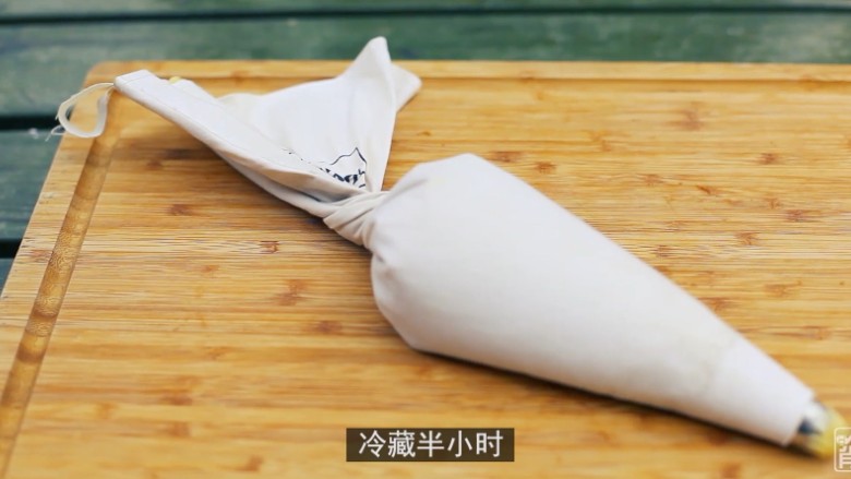 墨西哥脆条,装入裱花袋中,冷藏半小时。
