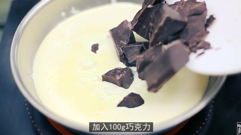 墨西哥脆条,将橙丝和辣椒丝倒入锅内的牛奶中,再加入100G<a style='color:red;display:inline-block;' href='/shicai/ 874'>巧克力</a>。