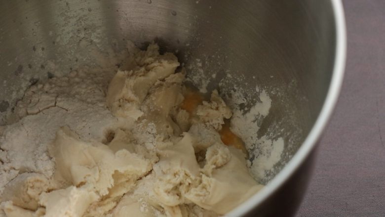 炼乳吐司,混合除黄油外所有主面团材料,再把发好的种面撕成小块,加入主面团材料中,一起揉面,起筋膜时加入黄油继续揉