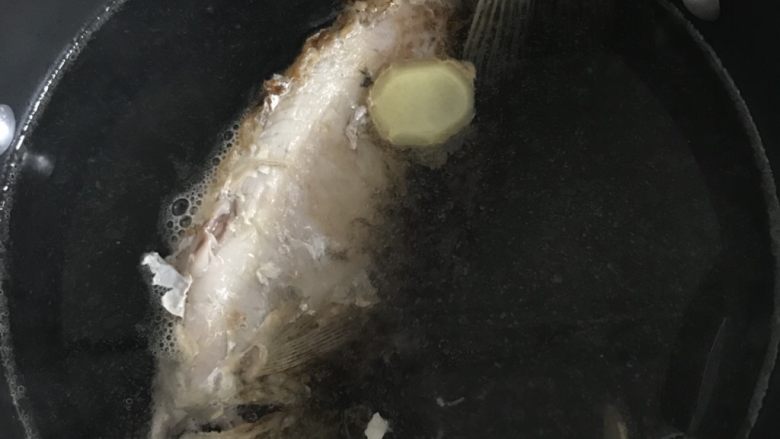 浓白鲫鱼豆腐汤,砂锅加入适量清水放入鱼和姜片,滴几滴白醋大火煮8分享,汤水开始变白