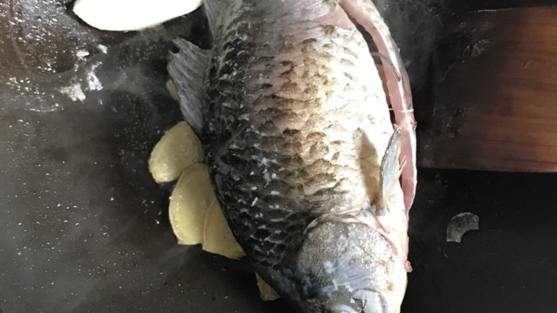 浓白鲫鱼豆腐汤,将鱼煎至两面金黄,捞出沥干油备用