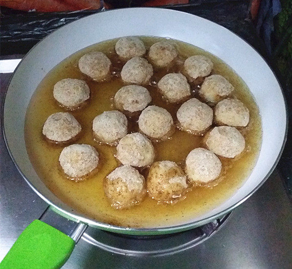 #圆土豆# 麻辣土豆球,油热后放入土豆球