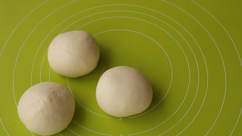 炼乳吐司,称重,均分成三份,再依次滚圆,密封松弛15分钟
