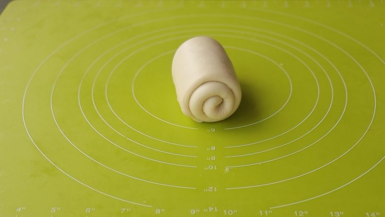 炼乳吐司,自上而下卷起来,依次做完所有