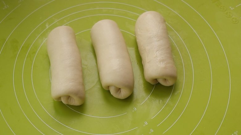 炼乳吐司,自上而下卷起来,依次做好所有,密封松弛15分钟