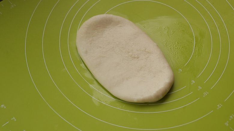 炼乳吐司,取一块松弛好的面团,按扁,擀成椭圆形