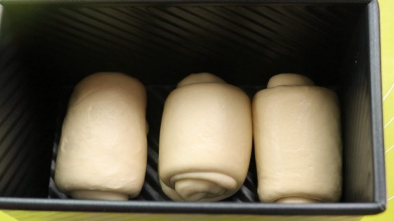炼乳吐司,摆入模具,放烤箱发酵,烤箱放碗热水确保湿度
